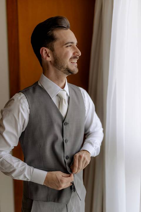 Noivo em seus últimos detalhes antes da cerimônia de casamento'