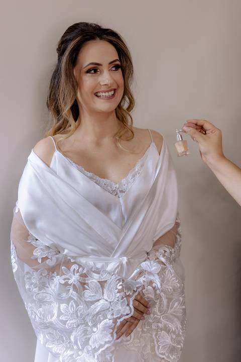 Noiva em seus últimos detalhes antes da cerimônia de casamento'