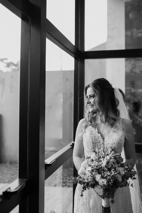 Noiva linda pronta para o seu casamento na igreja '