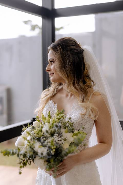 Noiva com cabelo semi preso e véu '