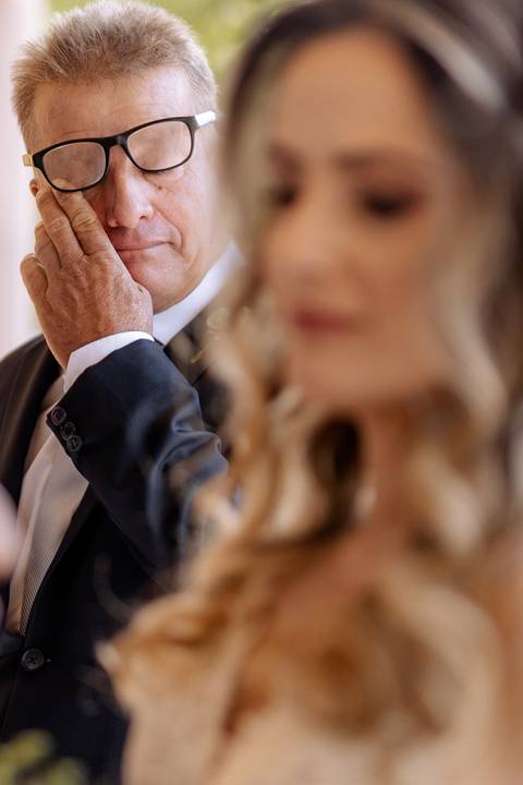 Pai da noiva emocionado em sua entrada'