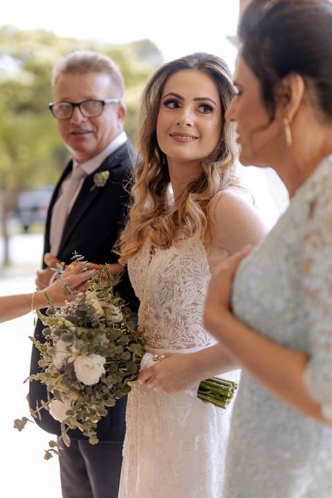 Pai da noiva emocionado em sua entrada'