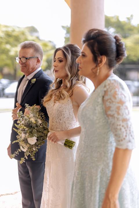 Emoção da noiva antes de entrar na igreja '