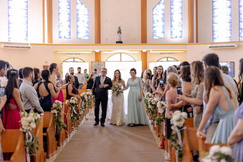 Entrada da noiva em casamento de dia na igreja '
