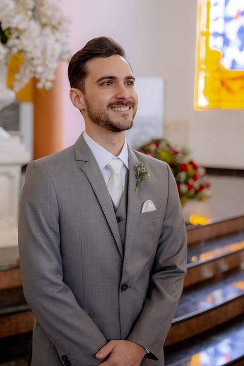 Reação do noivo ao ver sua noiva entrando na igreja '