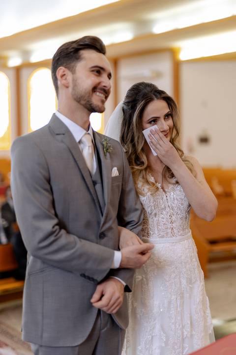 Noiva emocionada na cerimônia de casamento '