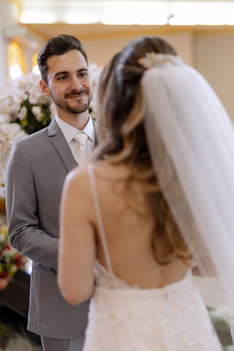 Olhar do noivo na cerimônia '