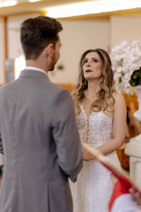 Noiva emocionada em seus votos'