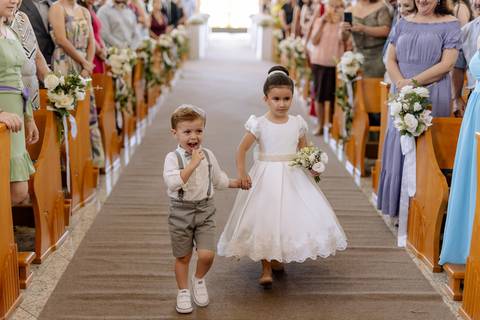 Casal de pajens em casamento na igreja'