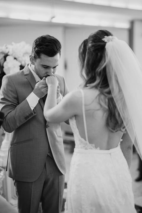 Noivo beijando a mão da noiva '