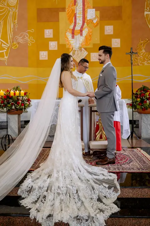 Momento das alianças em casamento na igreja '