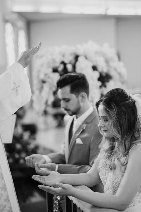 Benção dos noivos em casamento na igreja'