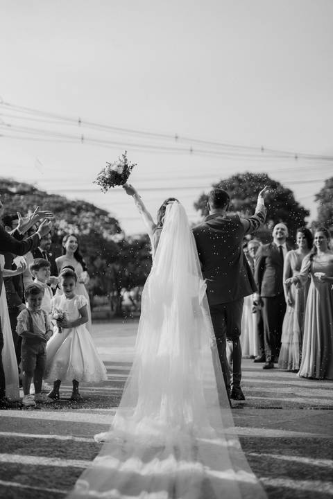 Saída dos noivos com arroz'