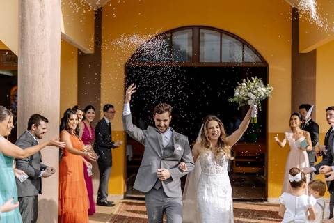 Saída dos noivos com arroz'