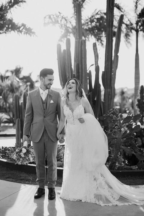 Momento descontraído dos noivos '