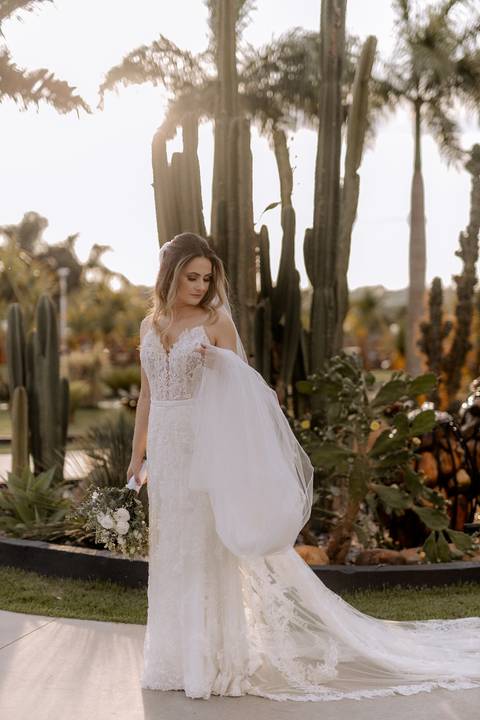 Noiva com seu vestido em decote V com aplicação de renda '