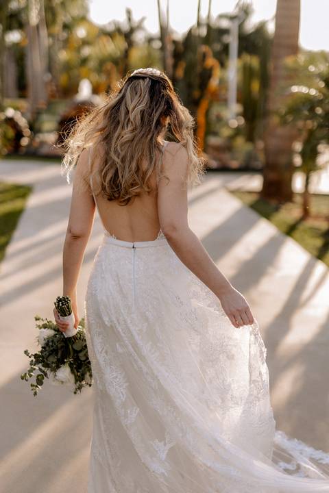 Vestido de noiva com renda e costas aberta '
