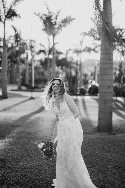 Noiva em momento descontraído no pós cerimonia '