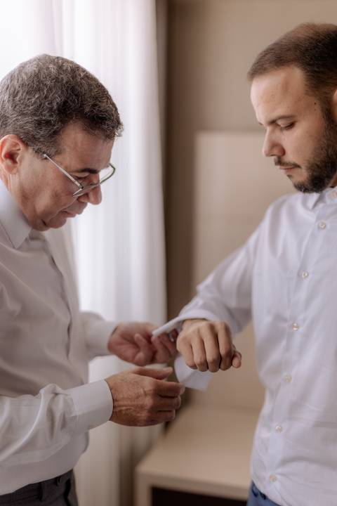 noivo e seu pai se arrumando juntos '