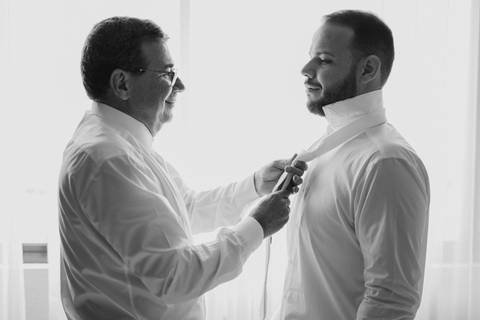 noivo e seu pai se arrumando juntos '