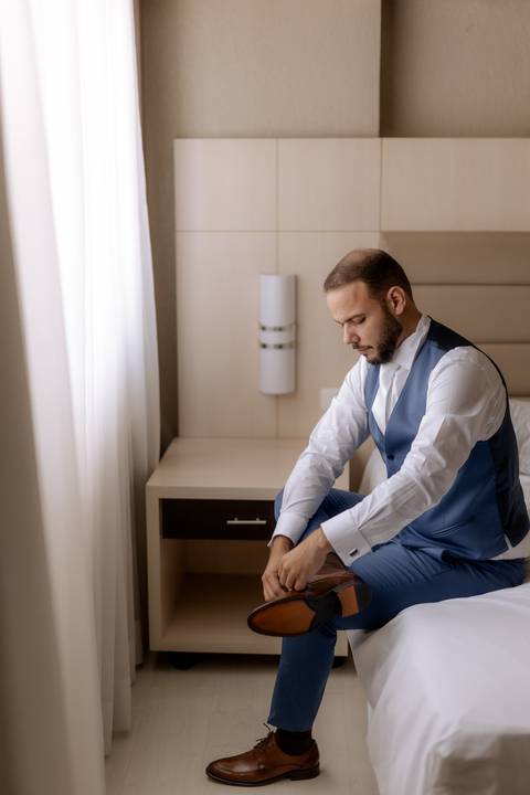 noivo se arrumando em making of no hotel'