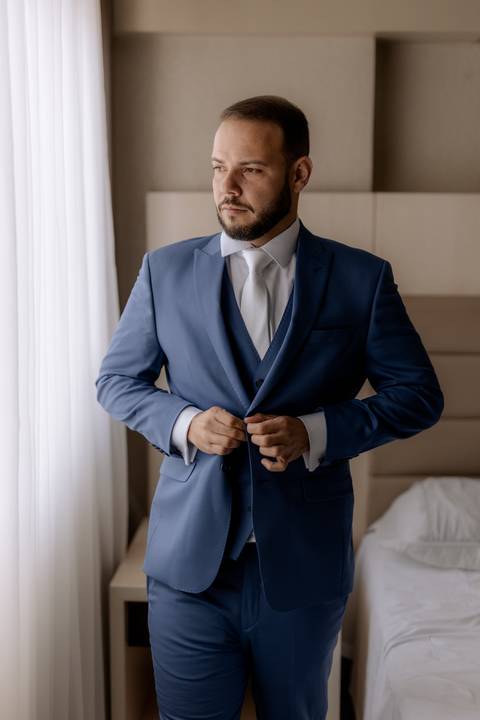 fotos diferentes de noivo se arrumando para casamento'