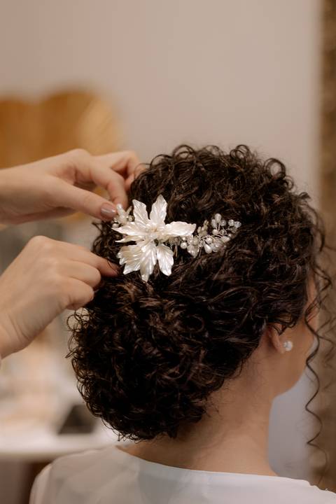 noiva se arrumando para casamento na igreja'