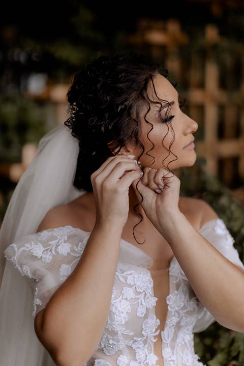 noiva se arrumando para casamento na igreja'