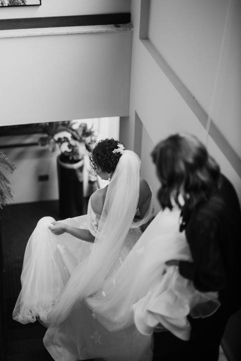 noiva saindo do salão para casamento na igreja'