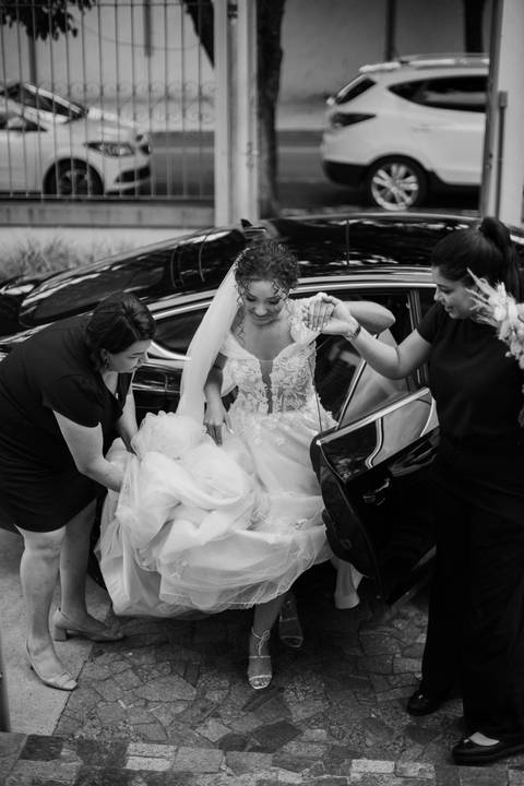 noiva descendo de carro para ir ao encontro de seu noivo no altar'