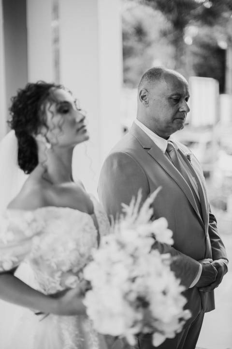 Noiva ansiosa minutos antes de entrar na igreja'