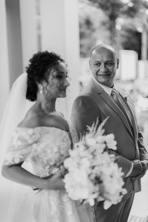 pai da noiva emocionado em entrada para o altar'