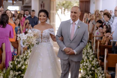 noiva entrando com seu pai em igreja de Maringá'