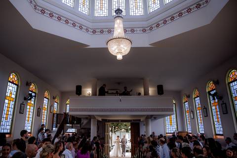 noiva entrando com seu pai em igreja de Maringá'