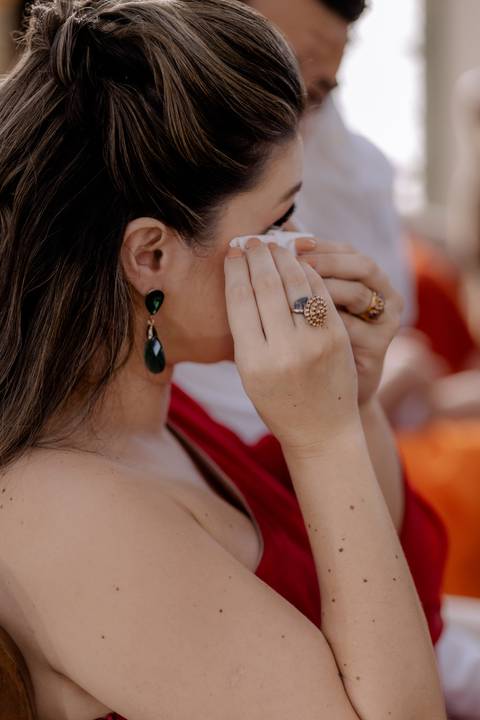 Convidados e padrinhos emocionados em entrada da noiva na igreja'