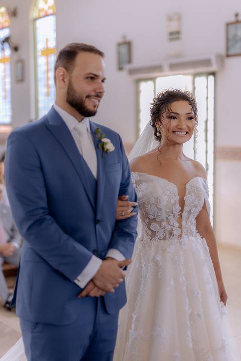 noivos felizes em altar da igreja de maringá'