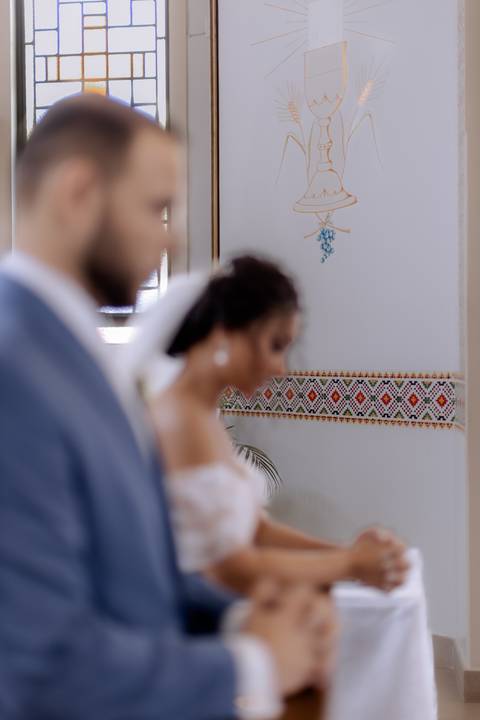 noivos em momento de oração em casamento na igreja'