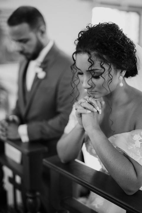 noivos em momento de oração em casamento na igreja'