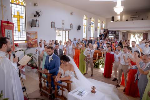 noivos em momento de oração em casamento na igreja'