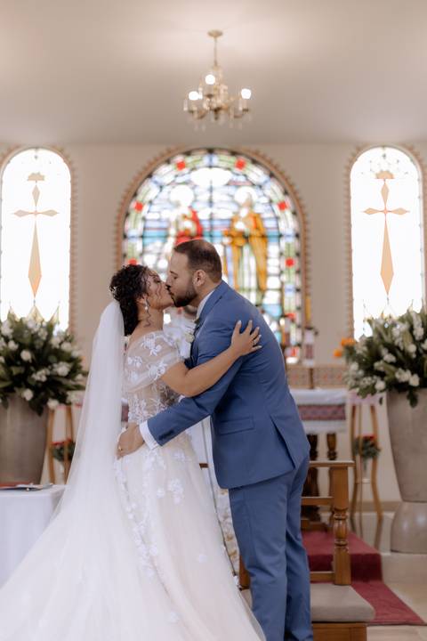beijo dos noiva em casamento na igreja de Maringá'