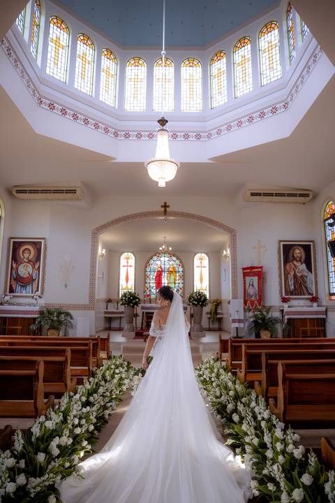 linda noiva com vestido estiloso para casamento de dia na igreja'