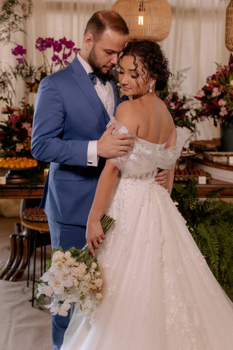 lindo casal em decoração boho chic para casamento de dia'