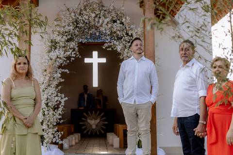 Noivos e pais esperando noiva em casamento intimista'