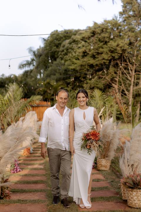 Entrada da noiva em casamento no campo '