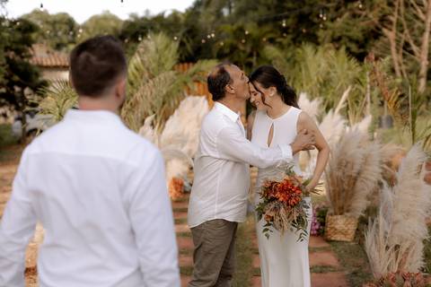 Entrada da noiva em casamento no campo '