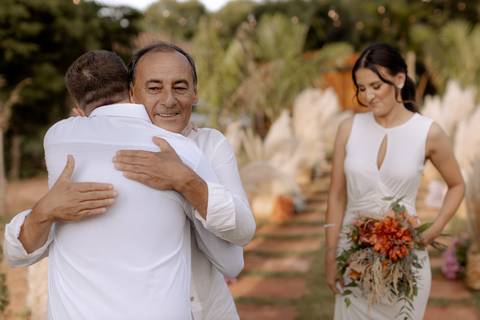 Entrada da noiva em casamento no campo '