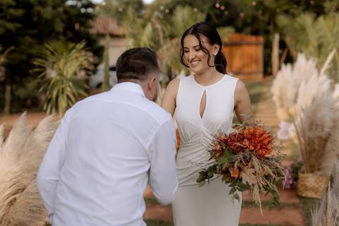 Cumprimento do noivos em casamento intimista no campo '