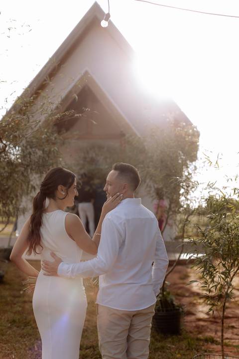 Cumprimento do noivos em casamento intimista no campo '