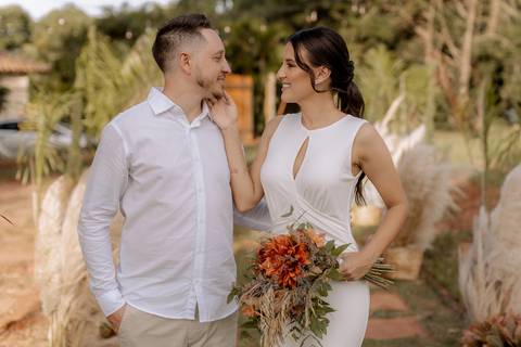 Cumprimento do noivos em casamento intimista no campo '