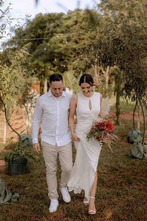 Noivos a caminho da capela em casamento de dia'